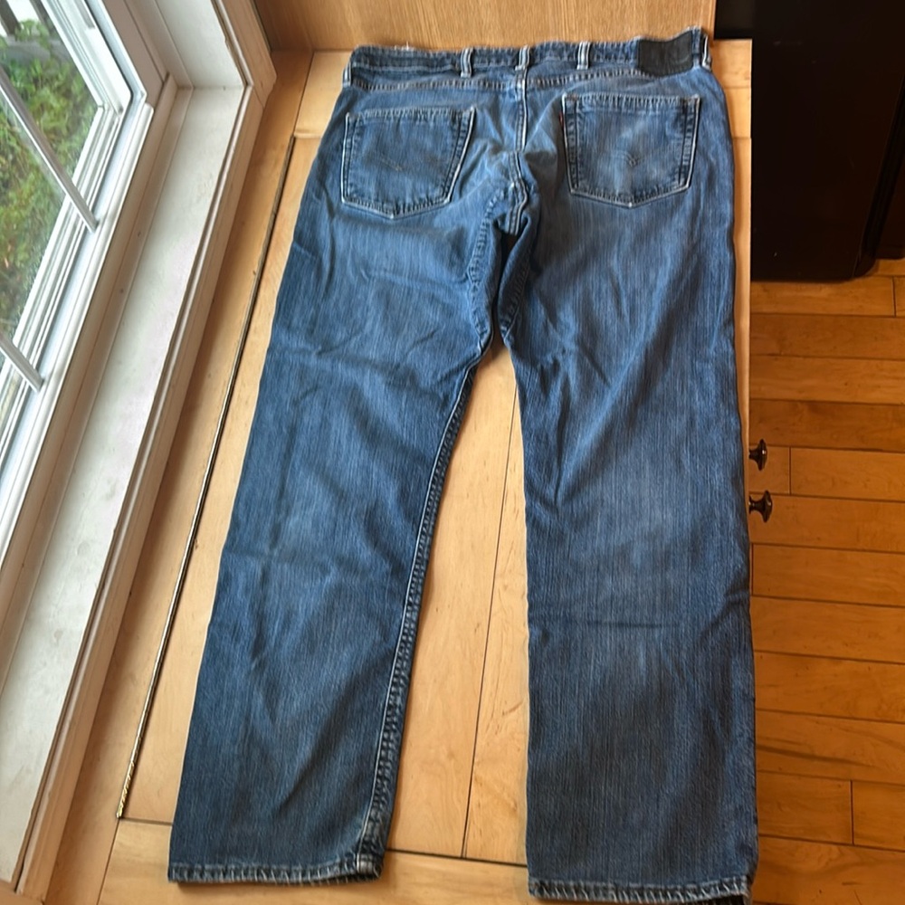 Mens Levi’s commuter jeans size 38 x 30, distressed and worn